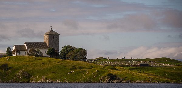 Karmys kyrka och kyrkogrd