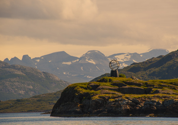 Monument ver norra polcirkeln p n Vikinggrunnen