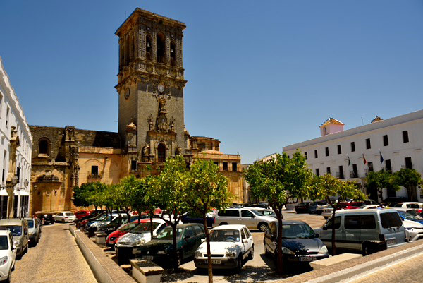 Plaza Espana dominerat av Iglesia de Santa Maria de la Asuncion, Arcos de la Frontera.