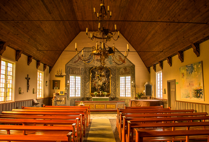 Arholma kyrka invigd 1928. Som sig br ett votivskepp ver prediksstolen