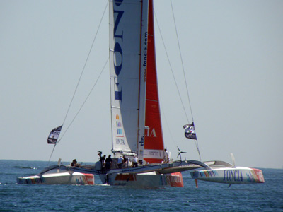 Foncia - en av de vassa 70-fots trimmaranerna som gav oss ett skdespel utanfr Cascais.