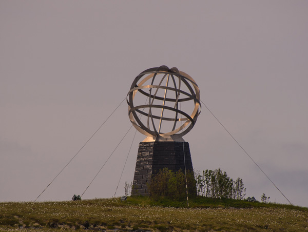 Monument vilket markerar norra polcirkeln p n Vikinggrunnen