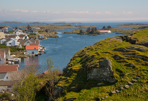 Kvitsy, i fonden delar av den slingriga och trnga infarten till Ystabhamn