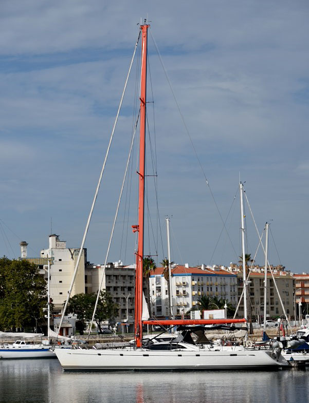 s/y Bill and Me med kulrt rigg i Marina de Lagos.