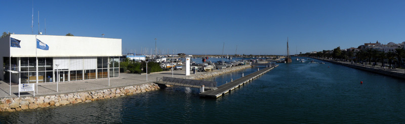 Inloppet till Marinan med bryggan dr nytillkommande frtjer fr anvisning av plats. Hamnkontoret till vnster.