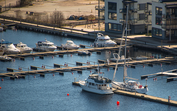 Mandal, Bess Safari granne med ensamseglad schweizisk Hallberg-Rassy  44