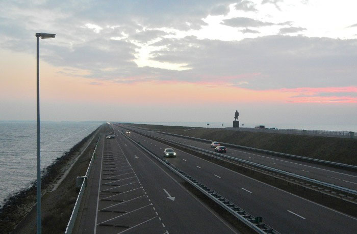 Afsluitdijk. IJsselmeer om babord, Waddenzee om styrbord, staty av Cornelis Lely.