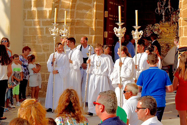 Virgen vntar innanfr kyrkans port p att bli utburen.