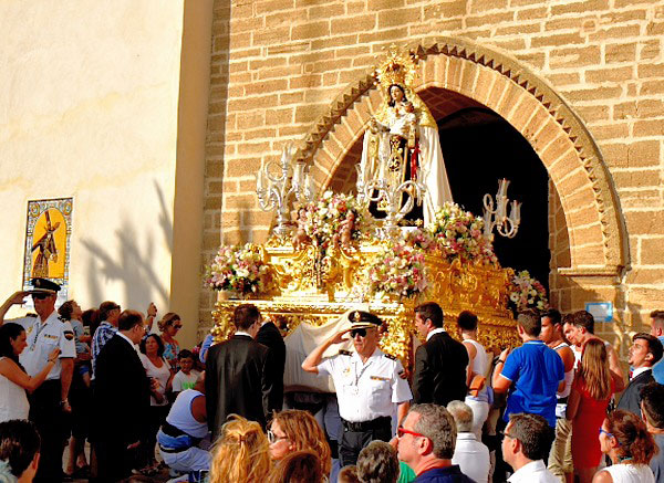 Virgen del Carmen i kyrkoporten.