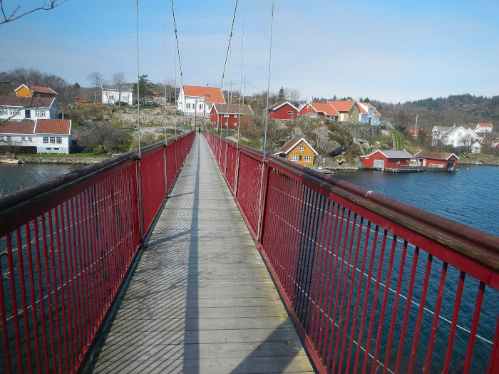 Bron frbinder olika delar av byn, Skjerny