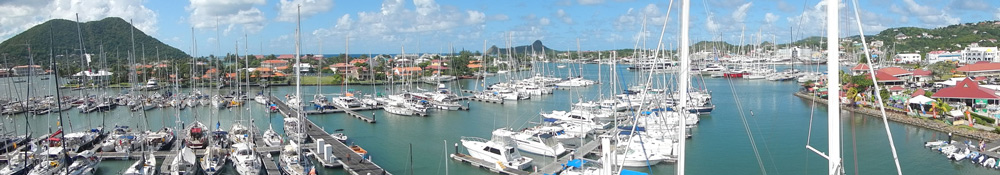 Rodney Bay Marina, Pidgeon Island skymtar centralt i bild.