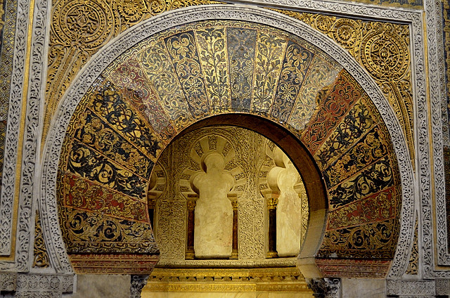 Mihrab i Mezquita, Cordoba. Innehller en frgylld kopia av koranen. Det ntta stengolvet visar var pilgrimmerna gick sju varv runt densamma.