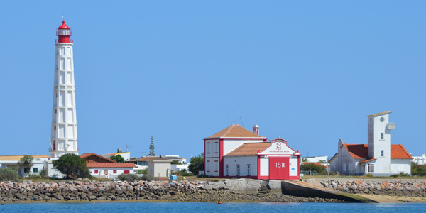 Fyren Cabo de Santa Maria och sjrddningsstationen p Ilha da Culatra.