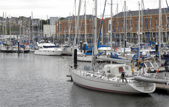 Bess Safari Too tryggt frtjd i Millford Havens Marina infr det annalkande ovdret. Till helgen blir det Fish Festival i hamnen.