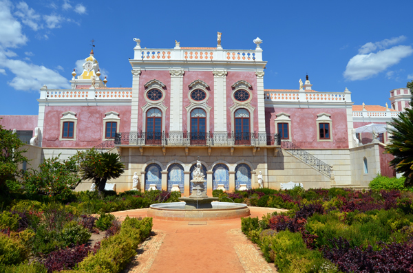 Palacio de Estoi r yngre n vad man kan tro. Frdigstlldes endast 23 r fre tidigare Nockebyvilla.