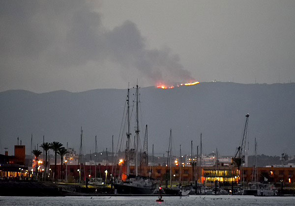 Skogsbrand i bergen, norr om Portimao.