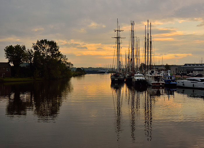 Rofyllt aftonljus, Buitenhaven vid Lemstersluis (slussen) i Lemmer.