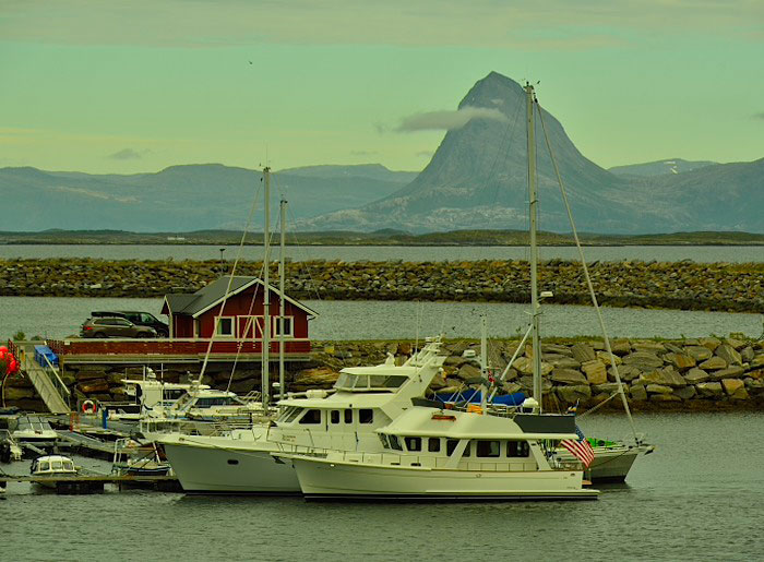 mv Summer Star och mv Bess Safari, Lovund