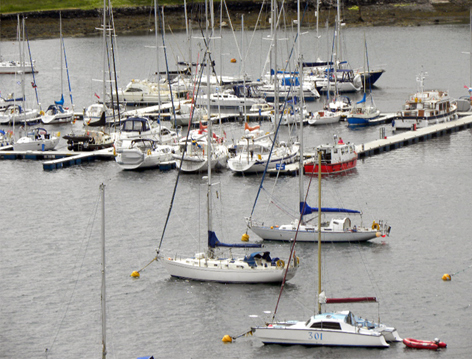 Oban Marina. Vi ligger i nrheten av den rda bten som r passbt mellan Marinan och Oban.