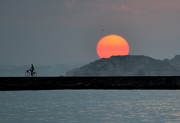 Cyklar i det sista kvarvarande solljuset.