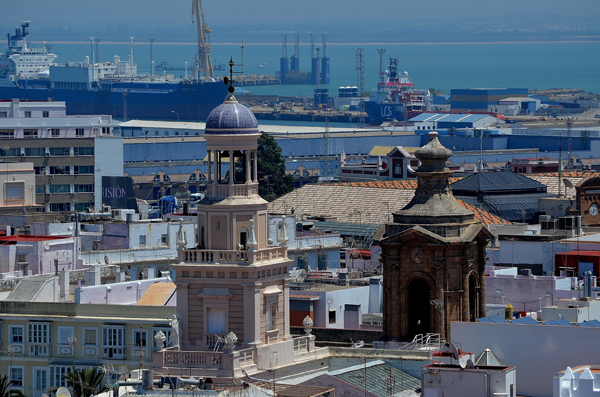 Cadiz med en stor naturlig hamn.