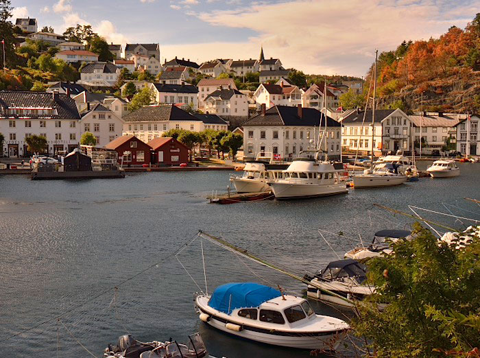 Charmiga Tvedestrand under stormen till havs