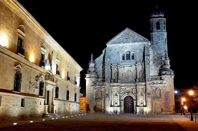 Natt i Ubeda. Parador de Ubeda till vnster, Capilla del Salvador till hger.